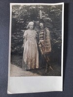 Régi fotó-képeslap Díszmagyarba öltözött pár – fotó Bugesch Lajostól, 1920–30-as évek