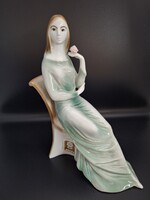 Zsolnay porcelán, ülő nő rózsával