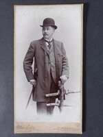 Antik fotó Elegáns úriember keménykalapban – kabinettkép Uher Ödön műterméből, Budapest, 1900 körül