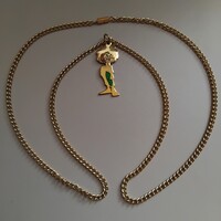 Szép állapotú  dúsan aranyozott nyaklánc rajta aranyozott márkajelzett Pumukli tűzzománc  medállal