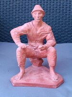 Varga Imre: Szalonnázó paraszt (24 cm)