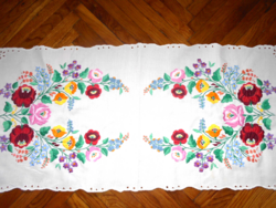 Népi mintával   terítő-Kalocsai virágok- 80 cm  X 38  cm