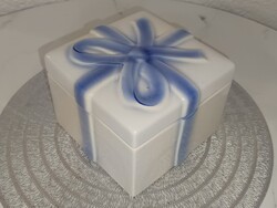 Kézzel festett kerámia díszdoboz – szalagos ajándékdoboz formában, KALMA márkajelzéssel