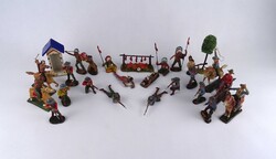 1V740 Antik német Elastolin Western figura csomag cowboyok és indiánok 23 darab + tereptárgyak