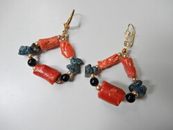 Kézműves aranyozott fülbevaló nemes korall és türkiz kövekkel