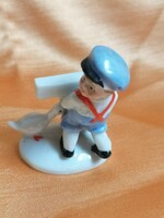Ritka miniatúra,  BERTRAM, W&A Wagner & Apel  porcelán nipp, kisfiú, csípős libával