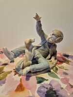 Kisfiú kutyussal - Minőségi, Spanyol Lladro porcelán - 20 x 17 cm