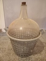 Nagyméretű boros demizson kosárban