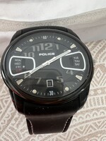 POLICE 11774J elegáns ovális unisex karóra 38x48mm, fekete szilikon szíjjal