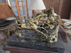 Vágtázó lovak ló szobor márvány talapzaton