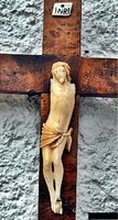 29. Antik, csont Jézus Krisztus torzó 9.5 cm, keményfa kereszten. 1780.~éves. Lélegzetelállító antik