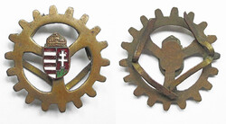 Címeres fogaskerék sapkajelvény, 1920-30 körül