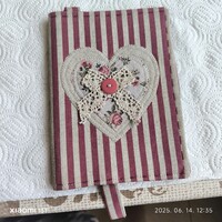 Retro szövet könyvborító , hímzett, csipkés szivecskével eladó!