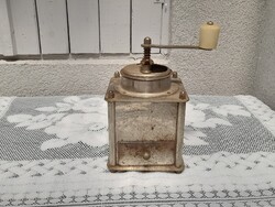 Régi fém kávédaráló