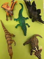 4 db közepes nagyságú,teljesen új dinoszaurusz és egy krokodil unokám gyűjteményéből.