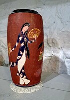 Távol-keleti stílusú gyönyörű modern kerámia váza zenélő-táncoló lányokkal