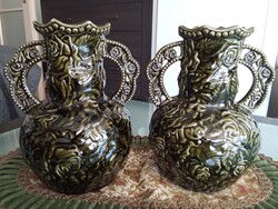 Steindl Znaim majolika dísz vázapár áttört fülekkel, rózsamintás zöld mázzal!