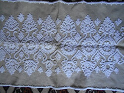 Írásos hímzéssel vászonszővésű alapra  terítő , futó  75 cm X 42 cm
