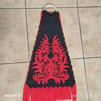 Retro népművészeti, piros-fekete posztó falidísz eladó!