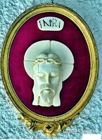 35. Antik, CSONT Jézus Krisztus (9.5 cm), kereszt, Korpusz 18.5 cm-es ovális fa keretben!