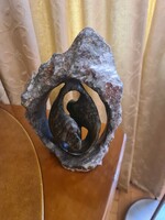 Bronz szobor kőből faragott kerettel