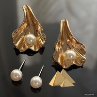 KÜLÖNLEGES FORMATERVEZÉSŰ BESZÚRÓS 18 KARÁTOS ARANNYAL GALVANIZÁLT FÜLBEVALÓ 1 db 8 mm - S GYÖNGGYEL