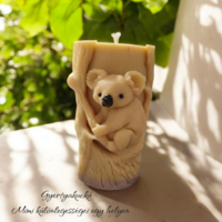 Kézműves 3D koala gyertya farönk formában – egyedi dekoráció és ajándék