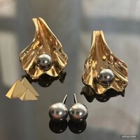 KÜLÖNLEGES FORMATERVEZÉSŰ BESZÚRÓS 18 KARÁTOS ARANNYAL GALVANIZÁLT FÜLBEVALÓ 1 db 8 mm - S GYÖNGGYEL