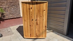 Eladó egy 2 ajtós  polcos fenyő komód.  Bútor szép, újszerű állapotú, hibátlan.