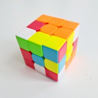 Rubik jellegű kocka fagyiszínekben