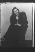 Régi üvegnegativ 12x9cm Stúdióportré fiatal nőről elegáns ruhában, kb. 1935–1945