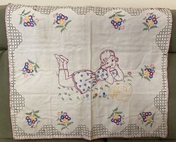 Hímzett terítő 74 X 64 cm.