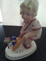 Kislány talicskával régi német porcelán