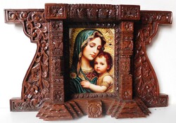 Mária és a gyermek Jézus, faragott házi oltár porcelánra készült képpel