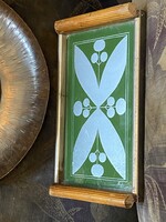 RETRO KICSI ÜVEG TÁLCA FÉM SZÉLLEL FA FOGANTYÚKKAL, ZÖLD MINTÁVAL DÍSZÍTVE 25 X 14.5 CM