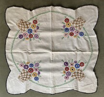 Hímzett terítő 50 X 53 cm.