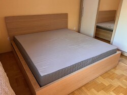 Modern ágy matraccal