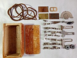 Régi varrógép tartozék kiegészítő alkatrész dobozban egyben - szíj 127cm