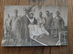 Katonai fénykép, kórházi fotó sebesült katonákkal, I. világháborús képeslap