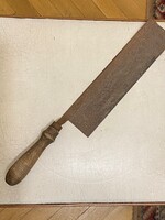 Retro vasfűrész fellelt állapotban,szép fa nyéllel. Mérete:40 cm hosszú és szélessége:6 cm