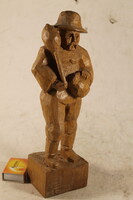 Kézzel faragott szignált faszobor 958