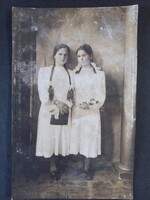 Antik fotó-képeslap – Két fiatal copfos lány fehér ruhában, 1910-es évek körül
