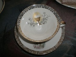 Áldozási motívumot ábrázoló porcelán csész tállal.