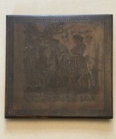 ANTIK, ROMANTIKUS SZERELMES JELNETTEL DÍSZÍTETT FA LAP, FALIKÉP 41 X 41 CM