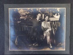 Eredeti 1920-as évekbeli fénykép – Elegáns pár kerti padon, montírozott fotó