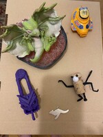 Baby dinoszaurusz és még néhány kis játék. Hátha örül neki valaki.