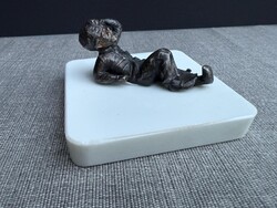 Bronz jellegű kisplasztika – Pihenő férfialak (9 × 9 cm talapzaton)