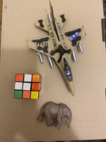 Új! repülőgép,elefánt Rubik kocka. Hátha valaki örül neki.
