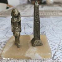 Műkő lapon  keleti aranyozott bronz figura, szobor eladó!