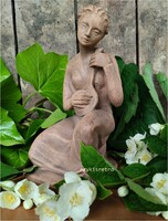 Aczél Mária jelzett kerámia hangszeren játszó nő